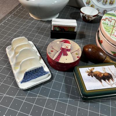 Catch all pile; Ceramics, Glass, decorative, holiday etc.