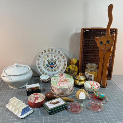 Catch all pile; Ceramics, Glass, decorative, holiday etc.