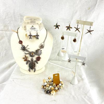 484 Sea Story by Davinci Gold, Silver, Rose Tone Turtle Necklace with Stretch Bracelet and Earrings