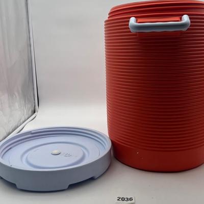 Rubbermaid water jug