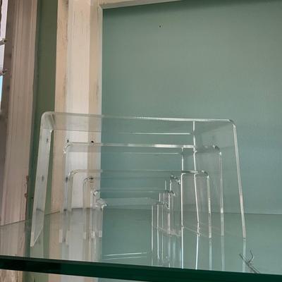 556 Set of 6 Graduated Acrylic Display Stands
