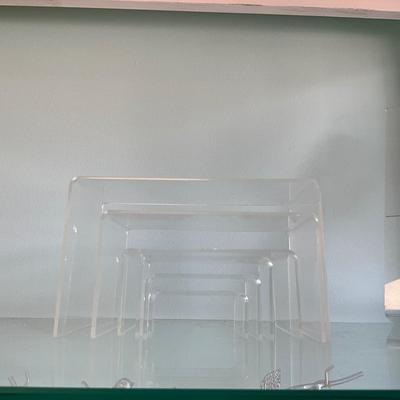 557 Set of 6 Graduated Acrylic Displays