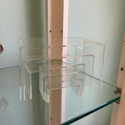 559 Set of 6 Graduated Acrylic Display Stands