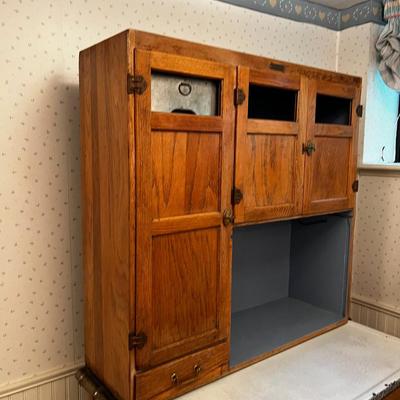 B ANTIQUE HOOSIER  CABINET with Flour BIN