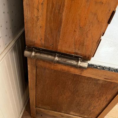 B ANTIQUE HOOSIER  CABINET with Flour BIN