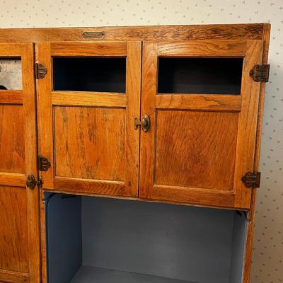 B ANTIQUE HOOSIER  CABINET with Flour BIN