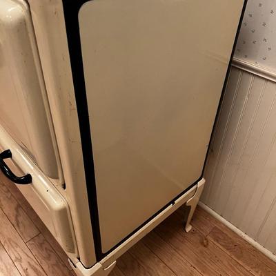 B Antique Magic Chef Enamel Gas OVEN. 