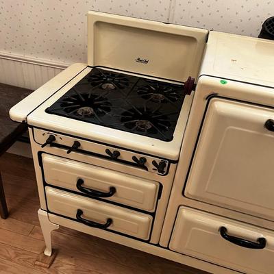 B Antique Magic Chef Enamel Gas OVEN. 