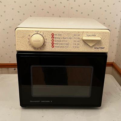 B Sharp Carousel II Half Pint Microwave Oven. 