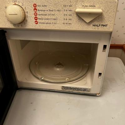 B Sharp Carousel II Half Pint Microwave Oven. 