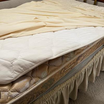 B Antique Full Size Brass Bed, including Sheets and Mattress / Box Spring Set. 