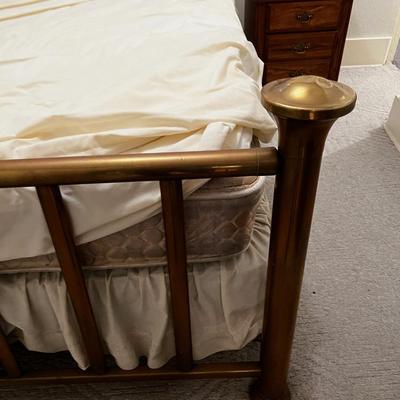B Antique Full Size Brass Bed, including Sheets and Mattress / Box Spring Set. 