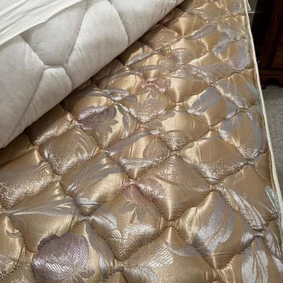 B Antique Full Size Brass Bed, including Sheets and Mattress / Box Spring Set. 