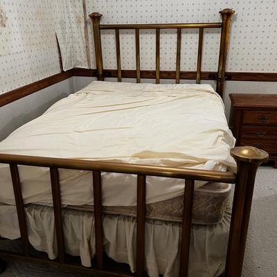 B Antique Full Size Brass Bed, including Sheets and Mattress / Box Spring Set. 