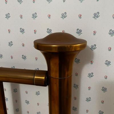 B Antique Full Size Brass Bed, including Sheets and Mattress / Box Spring Set. 