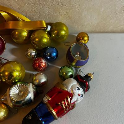 U Antique Christmas Ornaments Mostly Bulbs