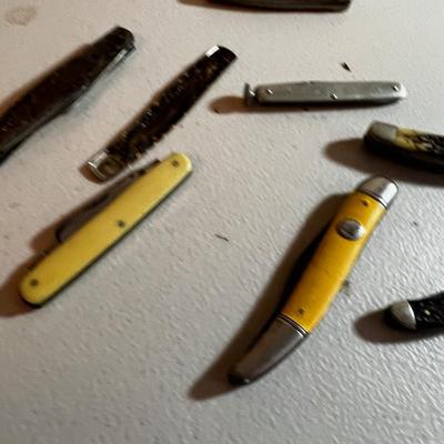 UP -- Pocket Knives LOT