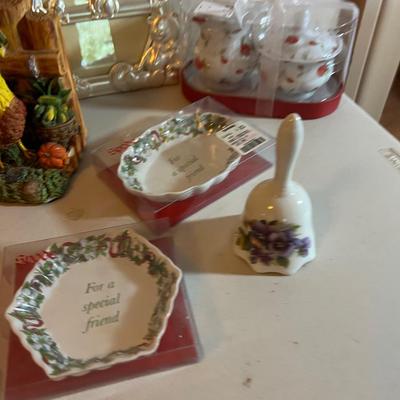 UP -- Tray of Do Da's and Gift Ware 