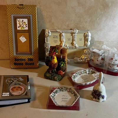 UP -- Tray of Do Da's and Gift Ware 