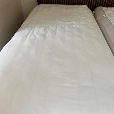 UP --WHITE King Size Shams and Duvet Cover No insert. 