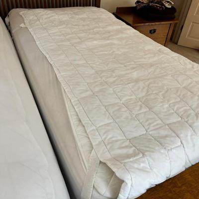 UP --WHITE King Size Shams and Duvet Cover No insert. 