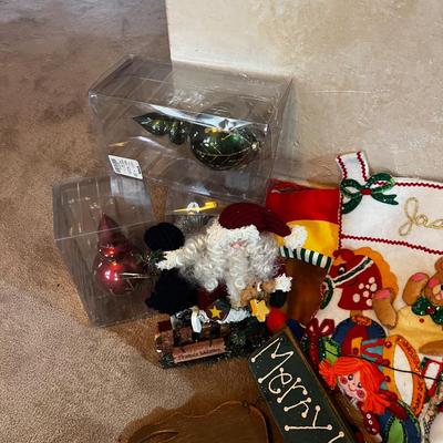 UP-- Big lot of Christmas, Tub included