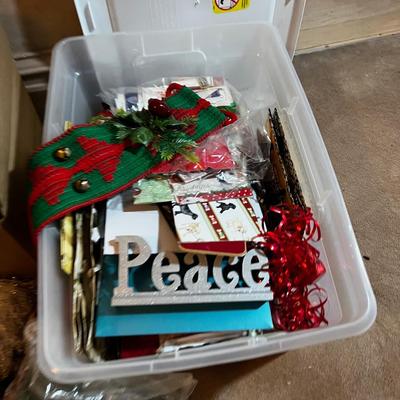 UP-- Big lot of Christmas, Tub included