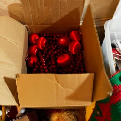 UP-- Big lot of Christmas, Tub included
