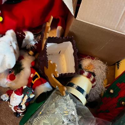 UP-- Big lot of Christmas, Tub included