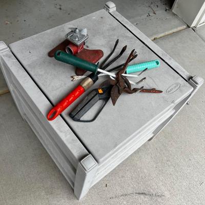 GARAGE - Hose Reel and Garden Tools 
