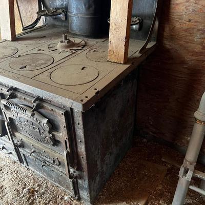 GARAGE --ANTIQUE MAJESTIC CAST IRON BLACK STOVE 