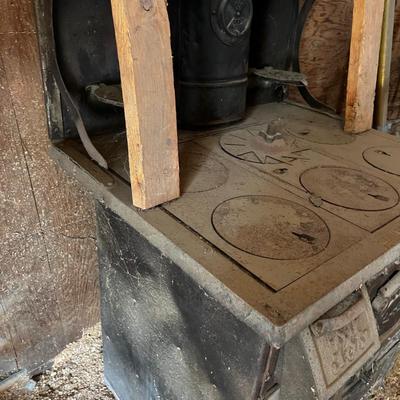 GARAGE --ANTIQUE MAJESTIC CAST IRON BLACK STOVE 