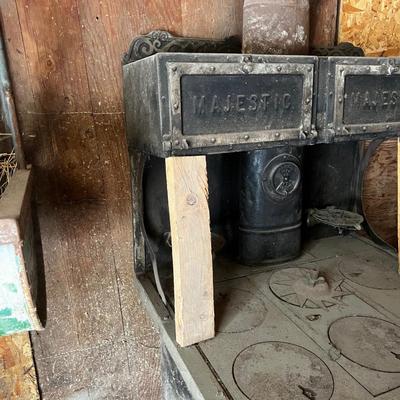 GARAGE --ANTIQUE MAJESTIC CAST IRON BLACK STOVE 