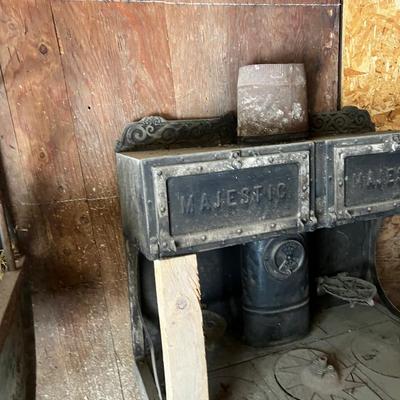 GARAGE --ANTIQUE MAJESTIC CAST IRON BLACK STOVE 