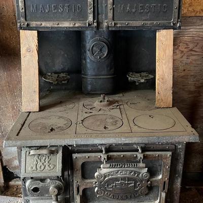 GARAGE --ANTIQUE MAJESTIC CAST IRON BLACK STOVE 