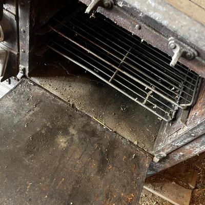 GARAGE --ANTIQUE MAJESTIC CAST IRON BLACK STOVE 