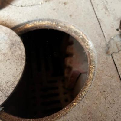 GARAGE --ANTIQUE MAJESTIC CAST IRON BLACK STOVE 