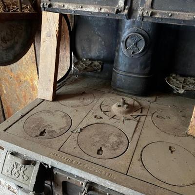 GARAGE --ANTIQUE MAJESTIC CAST IRON BLACK STOVE 