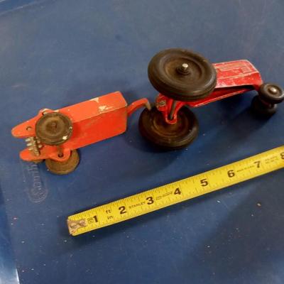 LOT 121 OLD METAL TOY TRACTOR AND MANURE SPREADER