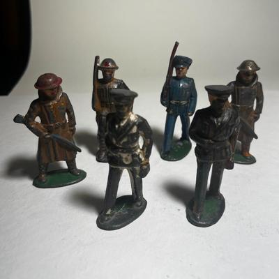 Lot of 5 Barclay Manoil Soilders