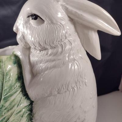 Italian Ceramics Rabbit in the Cabbage Patch Vase | EstateSales.org