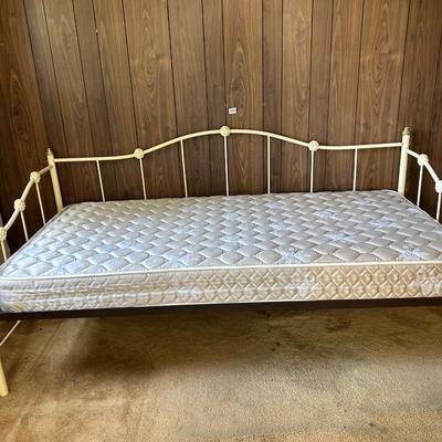 Day Bed with Twin Size Mattress