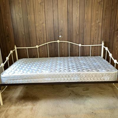 Day Bed with Twin Size Mattress