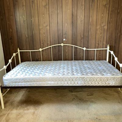 Day Bed with Twin Size Mattress
