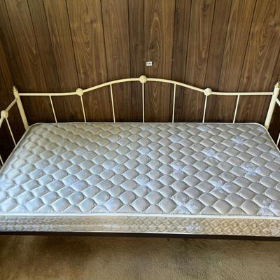 Day Bed with Twin Size Mattress