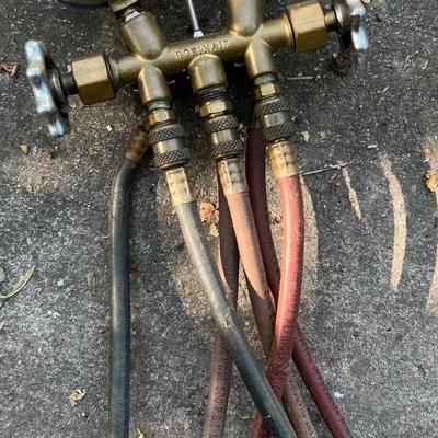 Robinair side wheel manifold gauge