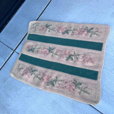 HOMEY VINTAGE FLORAL WOOL RUG 