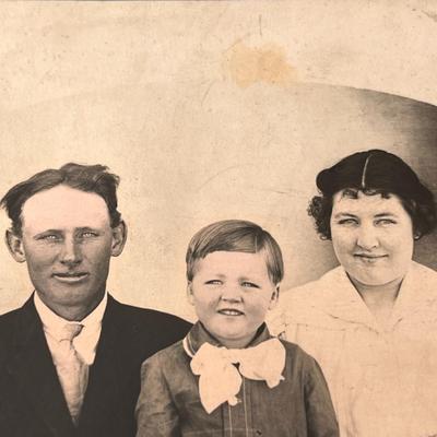 VINTAGE FAMILY PORTRAIT POSTCARD â€œAUNT MARYâ€ BLACK & WHITE