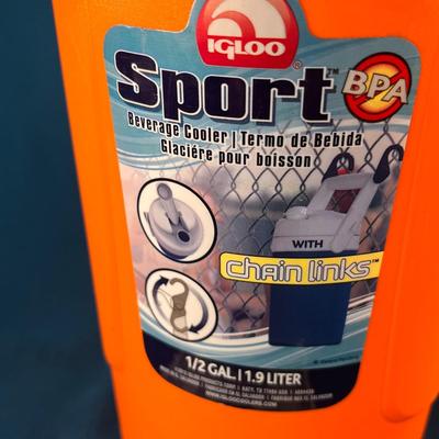 Â½ GALLON IGLOO SPORT THERMOS WITH HOOKS TO HANG ON FENCE- BRILLIANT!