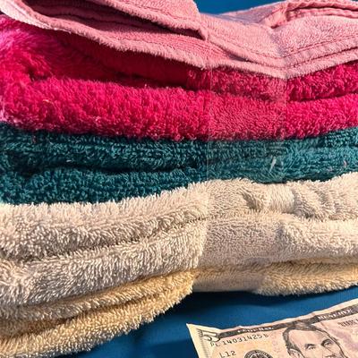 BATH SIZE TOWEL BUNDLE CLEAN SOMEWHAT WORN- COULD BE USED FOR RAGS